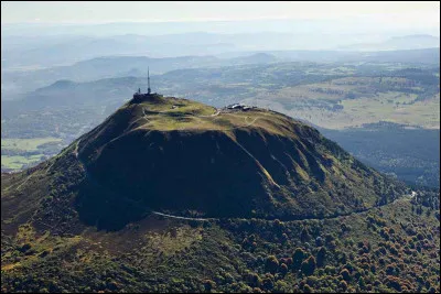 Quel est ce sommet, culminant à 1465 m, dôme de lave trachytique, situé à dix kilomètres à l'ouest de Clermont-Ferrand ?