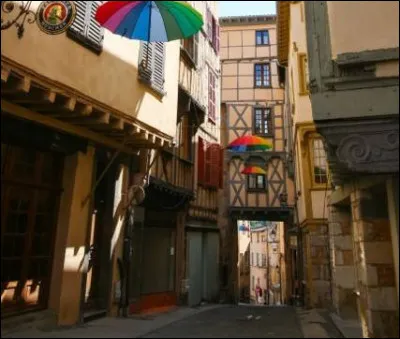 Quelle est cette ville de 11 600 habitants, située dans le nord-est du département, grand centre de la coutellerie ?