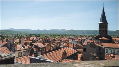 Quelle est cette ville de 18 700 habitants, située dans le nord du département, ancienne capitale du duché d'Auvergne et siège de la cour d'appel du département ?