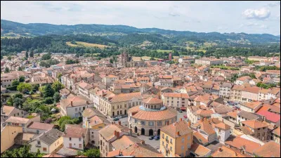 Quelle est cette ville, située dans la vallée de la Dore, sous-préfecture de 6 600 habitants ?