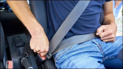 En quelle année le port de la ceinture de sécurité est-il devenu obligatoire hors agglomération à lavant ?