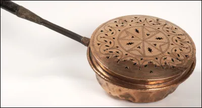 Quel est cet ustensile ménager ancien destiné à réchauffer ?