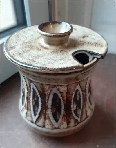 Quel est ce pot ancien destiné à un usage de conservation alimentaire ?