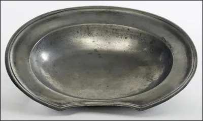 Quel est le nom de ce plat très ancien, ovale, creux et possédant une échancrure ?