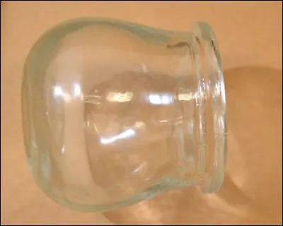 Quel est le nom de ce récipient en forme de cloche en verre très utilisé jadis pour soulager et prévenir certains maux en application par succion dans le dos ?