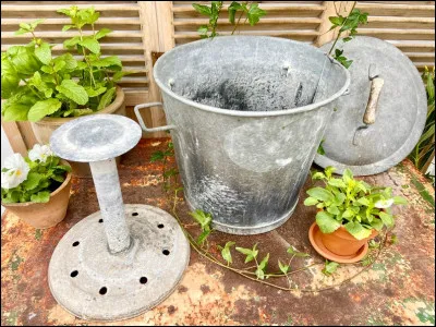 Quel est ce récipient en zinc, utilisé autrefois pour entretenir le linge ?