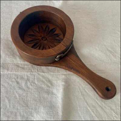 Quel est cet ustensile de cuisine d'autrefois servant à mouler ?