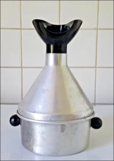 Quel est ce récipient ancien qui se compose d'un compartiment pour liquide et d'un cône ouvert au sommet ?