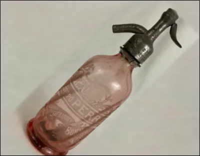 Quelle est cette bouteille d'hier, en verre épais remplie d'eau de Seltz ?