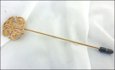 Quel est le nom de cette broche de maintien ancienne et décorative ?