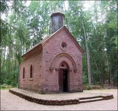 Je vous emmène dans la forêt Lorraine, à la découverte de la chapelle Notre-Dame-des-Bois, à Erbsenthal. Hameau de la commune d'Éguelshardt, dans l'arrondissement de Sarreguemines et dans le parc naturel régional des Vosges du Nord, il se situe dans le département ...