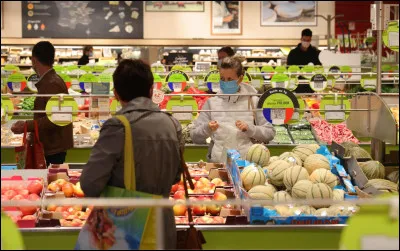 Combien y a-t-il de couleurs sur le logo du supermarché "Grand Frais" ?