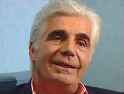 Qui est cet humoriste, auteur de cette citation : ''L'arbitre de football aimait tellement sa profession que chaque fois que sa femme le trompait, il lui montrait un carton jaune...'' ?