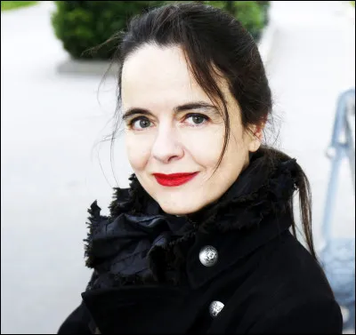 Amélie Nothomb naît en août 1967 (cette date porte à débat) et est une romancière belge à succès. Nous lui devons des uvres comme « Métaphysique des tubes » ou « Ni d'Ève ni d'Adam » qui ont pour point commun de se dérouler dans le même pays ; lequel ?