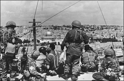 En juin, six jours de guerre enflamment le Proche-Orient allant jusquà linvasion de la presquîle du Sinaï. Qui a-t-elle opposé ?