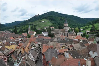 Quelle est cette petite ville de 4 600 habitants, situ&eacute;e au nord de Colmar, en bordure du massif vosgien, au milieu du vignoble alsacien et renomm&eacute;e pour ses grands crus ?