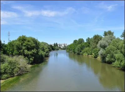 Quel est ce grand cours d'eau, long au total de 216 km, qui traverse le d&eacute;partement du sud vers le nord ?