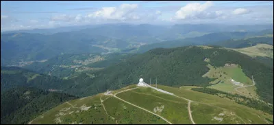 A quelle altitude situez vous le point culminant du d&eacute;partement ?