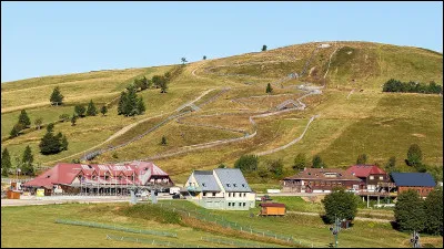 Quelle est cette station de ski, install&eacute;e dans le massif vosgien, &agrave; 1262 m d'altitude sur les pentes du au Jungfrauenkopf ?