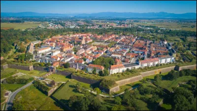 Quelle est cette petite ville, situ&eacute;e dans la plaine d'Alsace non loin du Rhin, forteresse cr&eacute;&eacute;e &agrave; la fin du XVIIe si&egrave;cle par Vauban ?