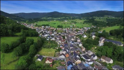 Quelle est ce bourg, situ&eacute; au coeur du massif vosgien, dans la haute vall&eacute;e de la Weiss, pr&egrave;s du Lac Blanc et du lac Noir ?