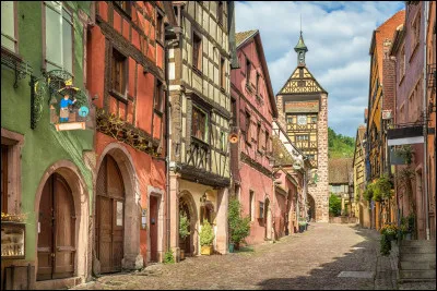 Quel est ce village, tr&egrave;s touristique, situ&eacute; entre Ribeauvill&eacute; et Kaysersberg au coeur du vignoble alsacien ?
