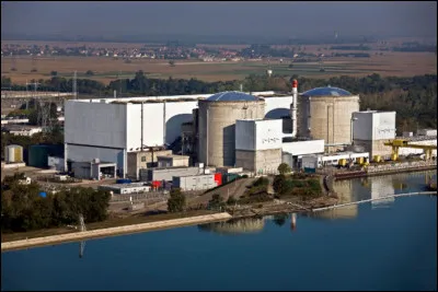 Quelle est cette localit&eacute; des bords du Rhin, site d'implantation d'une centrale nucl&eacute;aire entr&eacute;e en service en 1977 et dont les deux tranches ont &eacute;t&eacute; arr&ecirc;t&eacute;es en 2020 ?