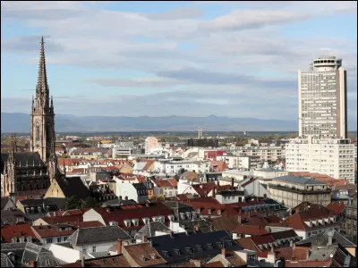 Quelle est cette ville de 106 000 habitants avec une agglom&eacute;ration de 245 000 habitants, premier centre urbain du d&eacute;partement ?