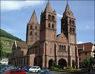 Quelle est cette ville de 11 000 habitants, situ&eacute;e en bordure du massif vosgien &agrave; l'entr&eacute;e de la vall&eacute;e de la Lauch ?
