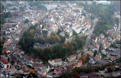 Quelle est cette ville, sous pr&eacute;fecture de 5 600 habitants, situ&eacute;e dans le sud du d&eacute;partement, entour&eacute;e de collines adoss&eacute;es aux contreforts du Jura alsacien ?