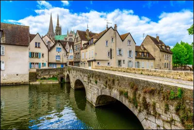 Chartres est une ville située dans le département du Loiret.