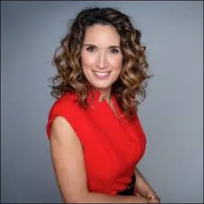 Marie-Sophie Laccarau présente le JT de 13h sur France 2 depuis 2021.