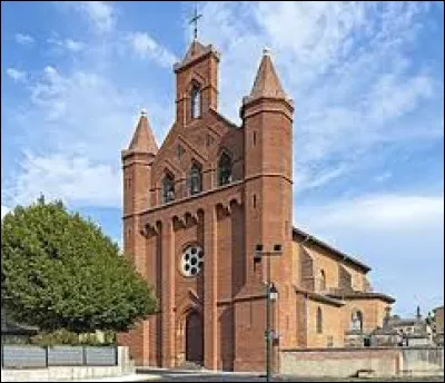 Voici l'église de l'Assomption, avec son clocher-mur, à Lapeyrouse-Fossat. Ville de l'aire d'attraction Toulousaine, elle se situe en région ...