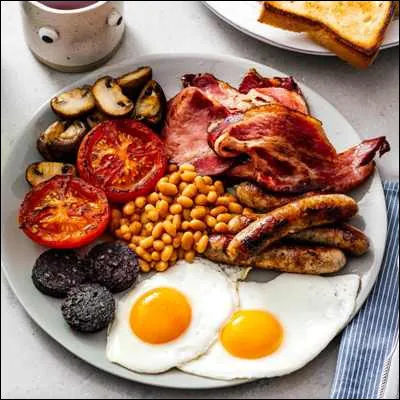 Quel élément classique du petit déjeuner anglais est appelé "peameal" au Canada quand il nest pas fumé ?