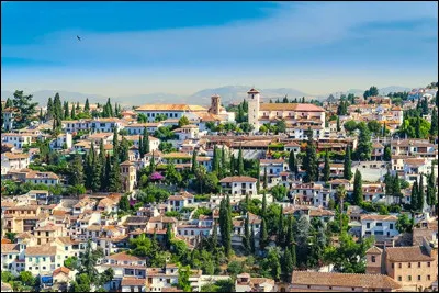 Dans quelle communauté autonome d'Espagne la ville de Grenade est-elle située ?
