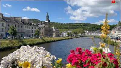 Quelle est cette petite sous-pr&eacute;fecture de 5 100 habitants, situ&eacute;e dans la vall&eacute;e de l'Aulne, entour&eacute;e des collines des monts d'Arr&eacute;e ?