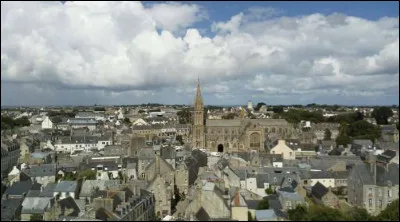Quelle est cette ville de 6 700 habitants du nord du d&eacute;partement, ancienne cit&eacute; &eacute;piscopale ?
