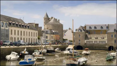 Quelle est cette ville de 8 400 habitants situ&eacute;e dans un ria du sud-ouest du d&eacute;partement ?