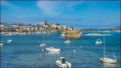 Quelle est cette petite ville baln&eacute;aire de 3 300 habitants, situ&eacute;e sur la pointe du promontoire qui ferme &agrave; l'ouest la baie de Morlaix ?