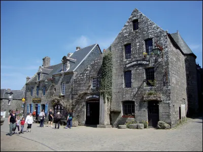 Quel est ce village touristique situ&eacute; dans le sud du d&eacute;partement, pr&egrave;s de Douarnenez ?