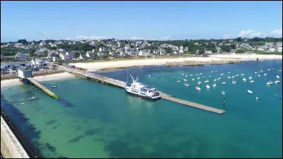 Quelle est cette petite ville baln&eacute;aire de 3 600 habitants, situ&eacute;e sur la c&ocirc;te sud du cap Sizun ?
