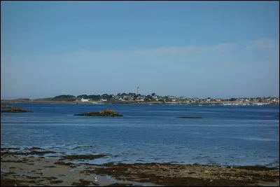 Quelle est cette petite &icirc;le de 3 km&sup2; situ&eacute;e &agrave; 3 km au large de Roscoff ?