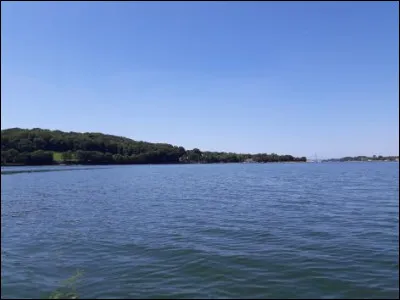 Quel est ce fleuve c&ocirc;tier, long de 56,4 km, qui prend sa source dans les monts d'Arr&eacute;e et se jette dans la rade de Brest ?