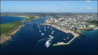 Quelle est cette petite ville, situ&eacute;e &agrave; l'extr&eacute;mit&eacute; ouest du d&eacute;partement, entre la pointe Saint-Mathieu et la pointe de Corsen ?