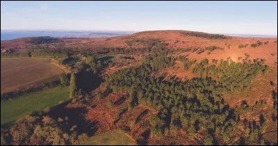 Quelle cette "montagne", culminant &agrave; 329 m&egrave;tres d'altitude, qui domine la rade de Brest et la baie de Douarnenez et termine les montagnes Noires ?