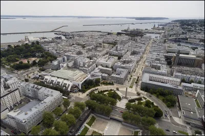 Quelle est cette ville portuaire de 140 000 habitants avec une agglom&eacute;ration de 210 000 habitants, premier centre urbain du d&eacute;partement ?