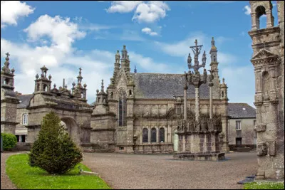 Quel est ce village, situ&eacute; pr&egrave;s de Morlaix, connu pour son enclos paroissial, le plus visit&eacute; du Finist&egrave;re ?