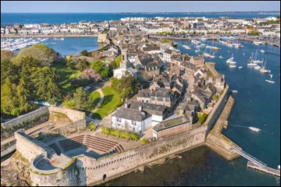 Quelle est cette ville maritime de 20 000 habitants, situ&eacute;e sur la c&ocirc;te sud du Finist&egrave;re ?