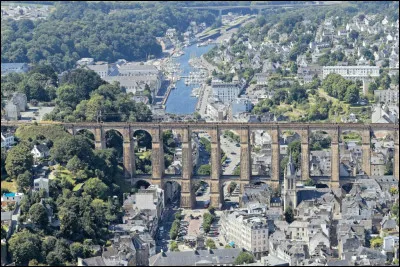 Quelle est cette ville de 15 000 habitants, sous-pr&eacute;fecture, situ&eacute;e en fond d'une profonde ria de la c&ocirc;te nord du Finist&egrave;re ?