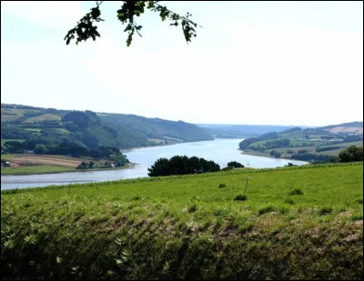 Quel est ce fleuve c&ocirc;tier de 144 km de long, qui prend sa source dans les Monts d'Arr&eacute;e, arrose Ch&acirc;teaulin et se jette dans le sud de la rade de Brest ?